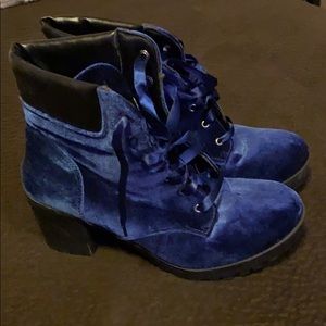 Crushed blue velvet boots with ribbon laces